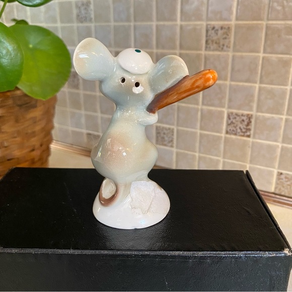 Vintage PY baseball playing mice , anthropomorphic mouse salt & pepper shakers - Picture 6 of 8